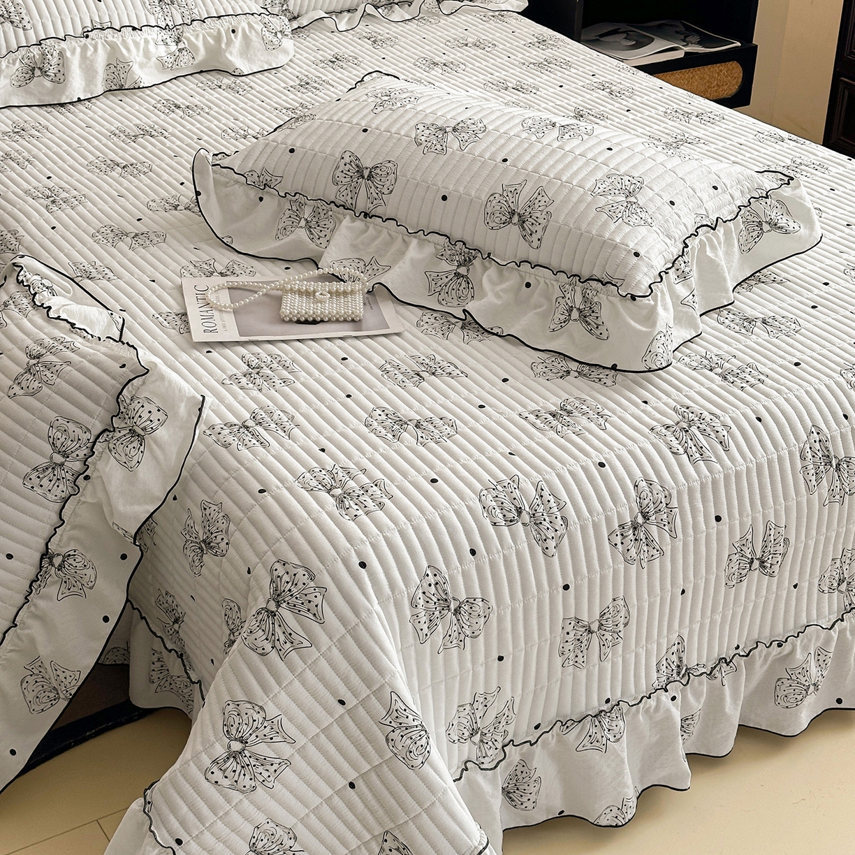 91家纺网 家纺一手货源 找家纺 眠势力 2026新款双层纱花边床盖单件加厚夹棉云感皱皱纱大花边床单三件套赫本风 墨羽蝶影