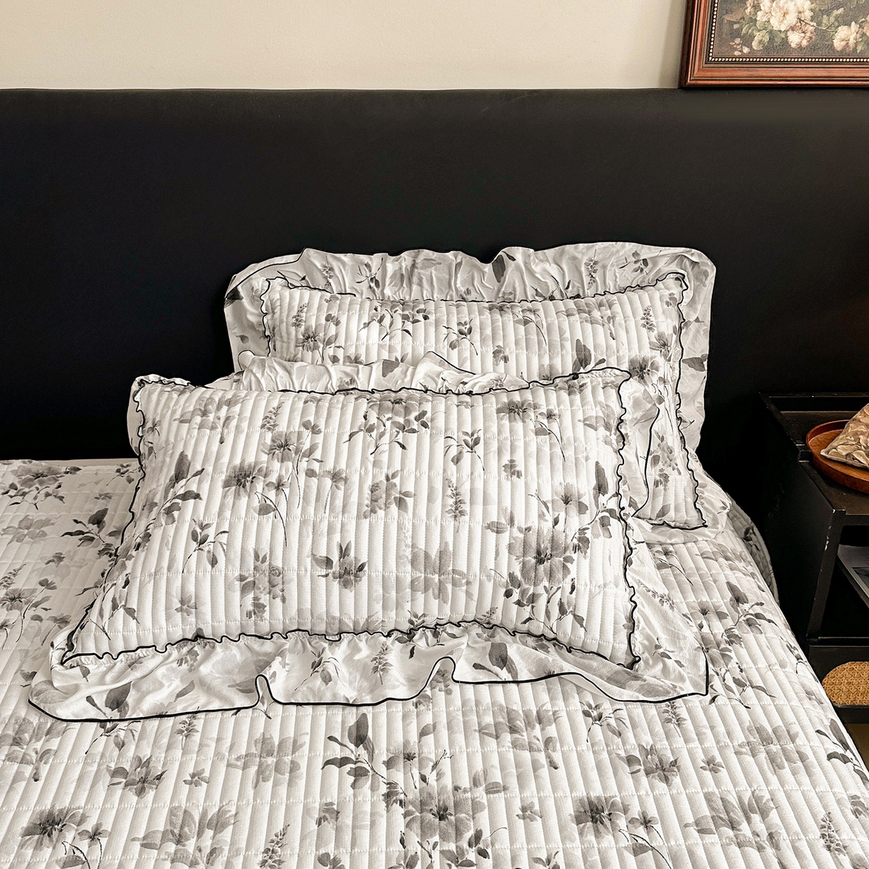 91家纺网 家纺一手货源 找家纺 眠势力 2026新款双层纱花边床盖单件加厚夹棉云感皱皱纱大花边床单三件套赫本风 雾都繁花