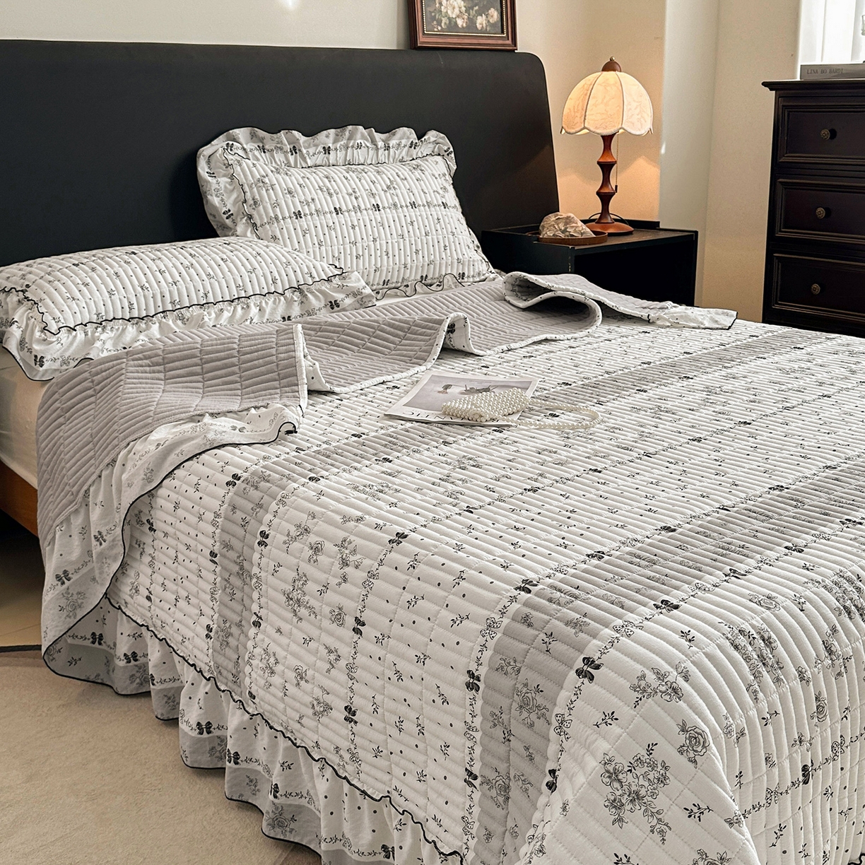 91家纺网 家纺一手货源 找家纺 眠势力 2026新款双层纱花边床盖单件加厚夹棉云感皱皱纱大花边床单三件套赫本风 水墨蔷薇