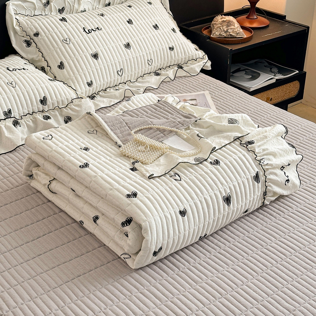 91家纺网 家纺一手货源 找家纺 眠势力 2026新款双层纱花边床盖单件加厚夹棉云感皱皱纱大花边床单三件套赫本风 心语告白