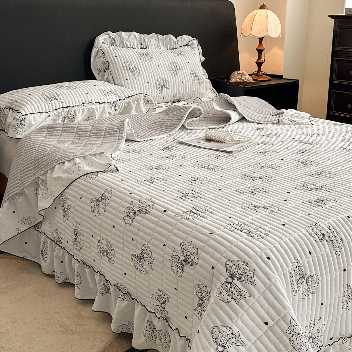 91家纺网 家纺一手货源 找家纺 眠势力 2026新款双层纱花边床盖单件加厚夹棉云感皱皱纱大花边床单三件套赫本风 墨羽蝶影