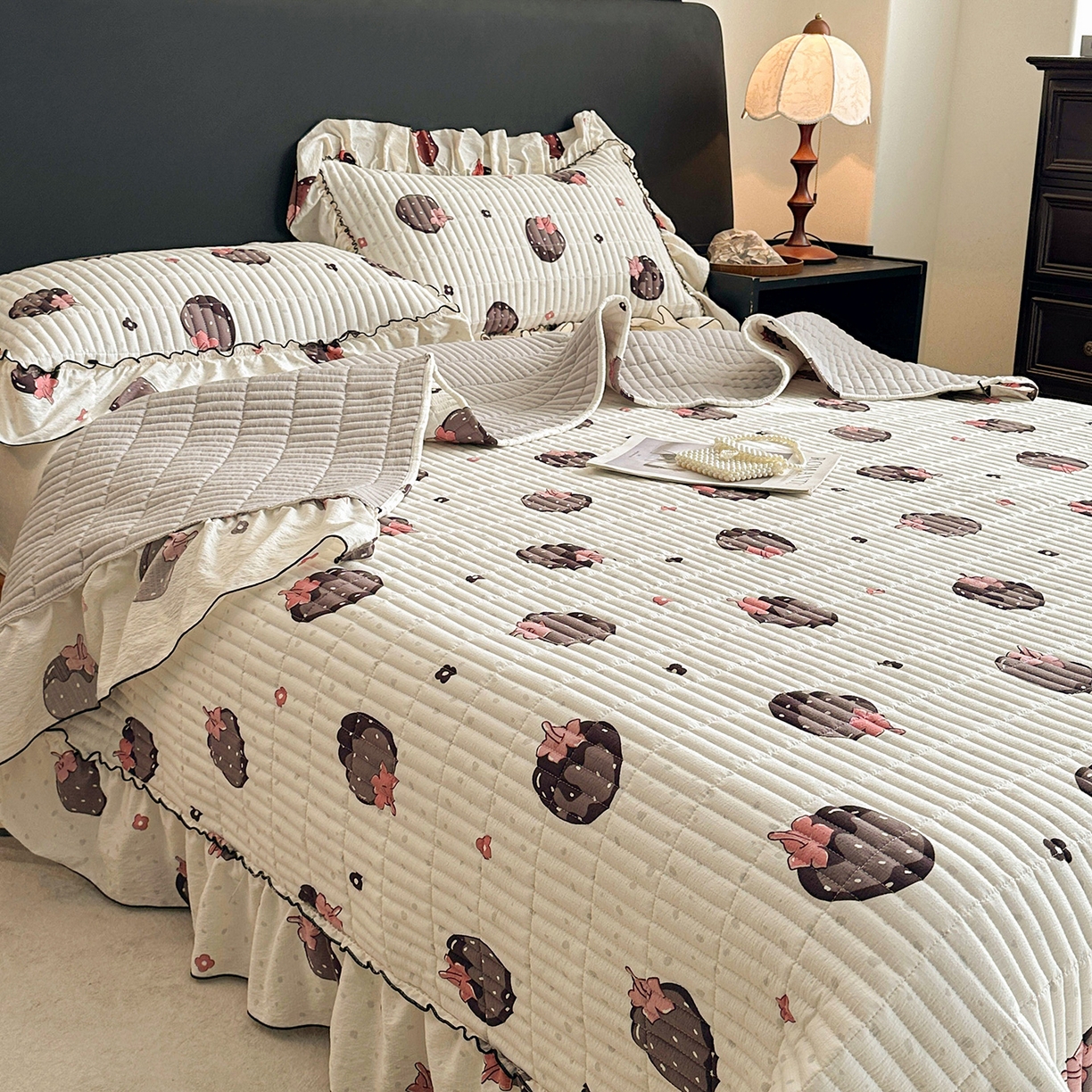 91家纺网 家纺一手货源 找家纺 眠势力 2026新款双层纱花边床盖单件加厚夹棉云感皱皱纱大花边床单三件套赫本风 乌梅子酱