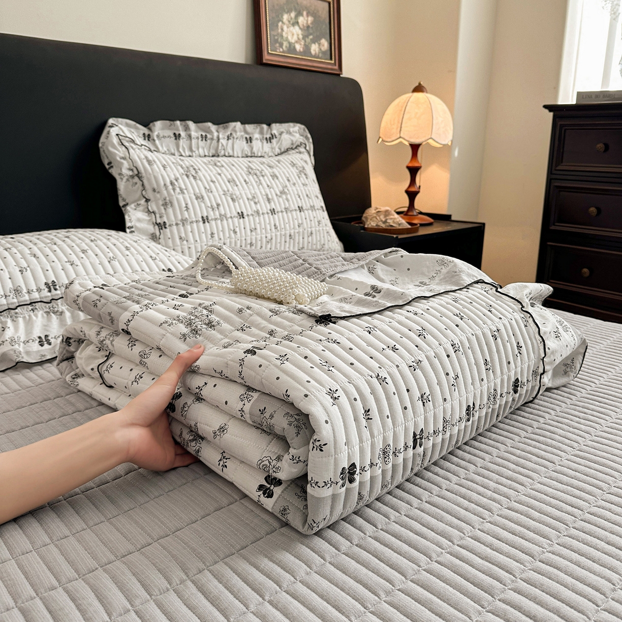 91家纺网 家纺一手货源 找家纺 眠势力 2026新款双层纱花边床盖单件加厚夹棉云感皱皱纱大花边床单三件套赫本风 水墨蔷薇