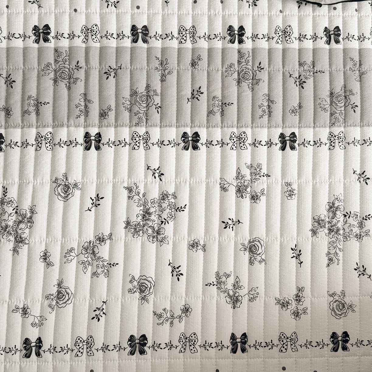 91家纺网 家纺一手货源 找家纺 眠势力 2026新款双层纱花边床盖单件加厚夹棉云感皱皱纱大花边床单三件套赫本风 水墨蔷薇