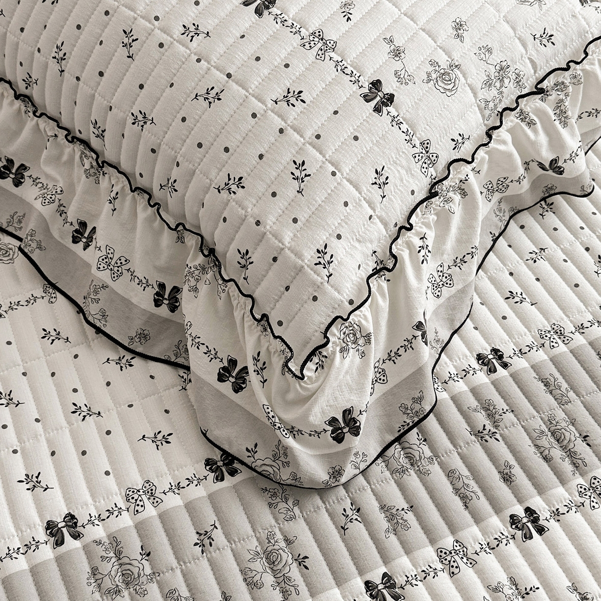 91家纺网 家纺一手货源 找家纺 眠势力 2026新款双层纱花边床盖单件加厚夹棉云感皱皱纱大花边床单三件套赫本风 水墨蔷薇