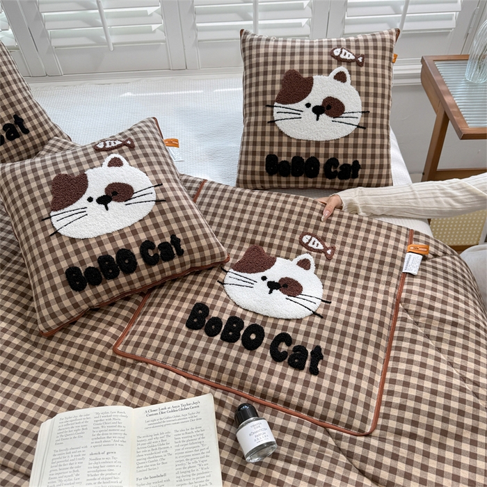 91家纺网 家纺一手货源 找家纺 宝马家纺  2026年新款色织全棉毛巾绣抱枕被系列 斑点猫