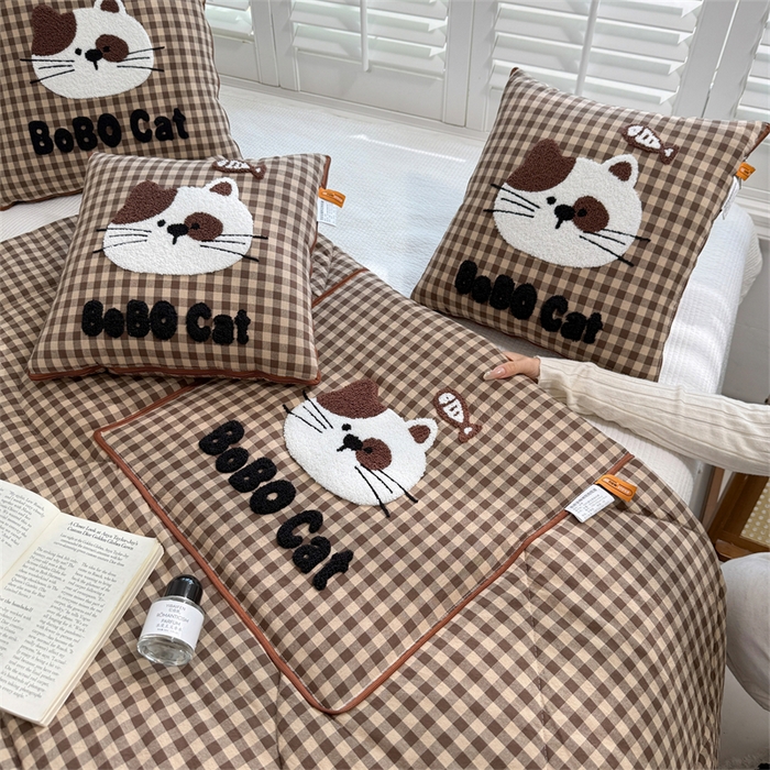 91家纺网 家纺一手货源 找家纺 宝马家纺  2026年新款色织全棉毛巾绣抱枕被系列 斑点猫