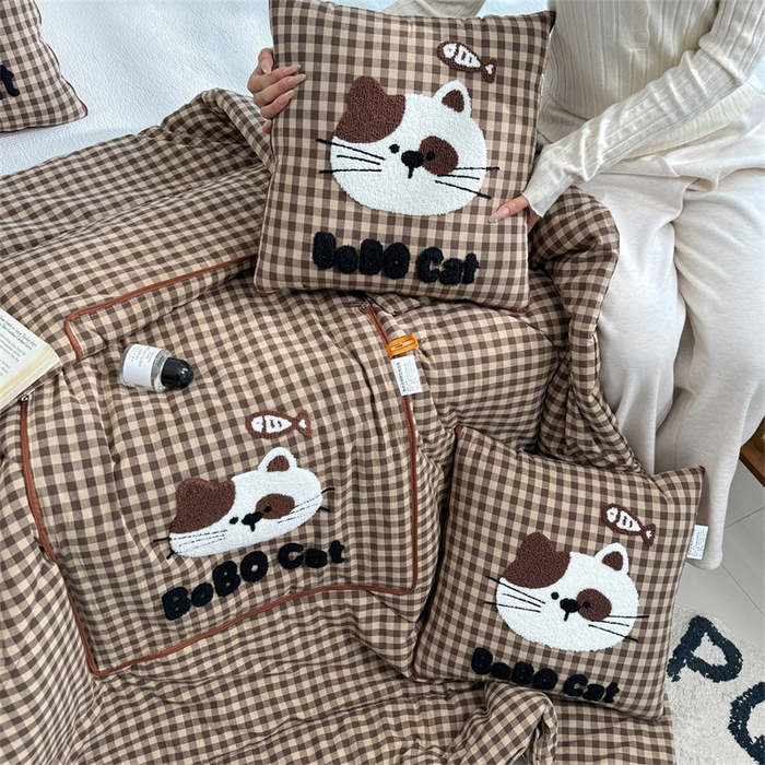 91家纺网 家纺一手货源 找家纺 宝马家纺  2026年新款色织全棉毛巾绣抱枕被系列 斑点猫