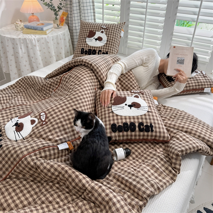 91家纺网 家纺一手货源 找家纺 宝马家纺  2026年新款色织全棉毛巾绣抱枕被系列 斑点猫