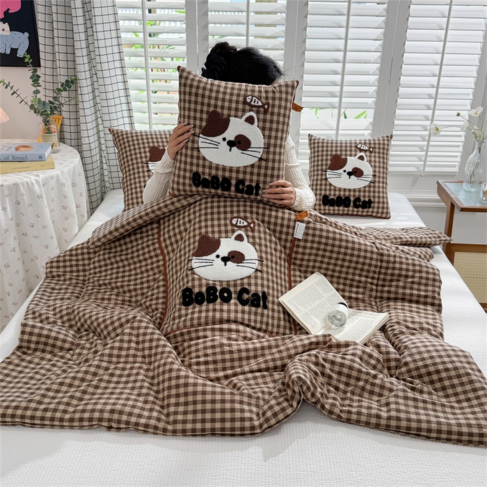 91家纺网 家纺一手货源 找家纺 宝马家纺  2026年新款色织全棉毛巾绣抱枕被系列 斑点猫