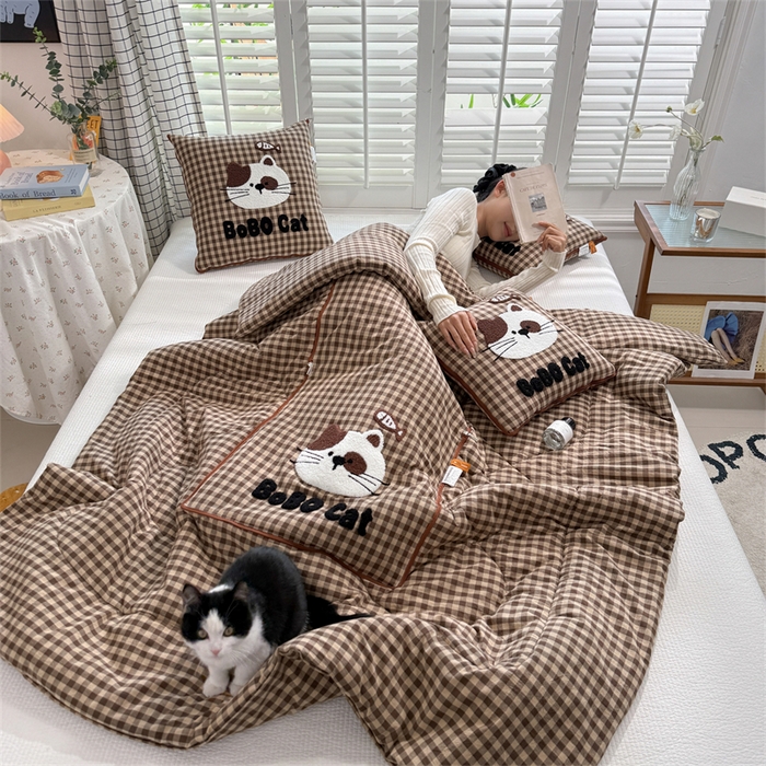 91家纺网 家纺一手货源 找家纺 宝马家纺  2026年新款色织全棉毛巾绣抱枕被系列 斑点猫