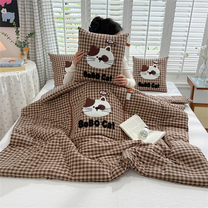 91家纺网 家纺一手货源 找家纺 宝马家纺  2026年新款色织全棉毛巾绣抱枕被系列 斑点猫