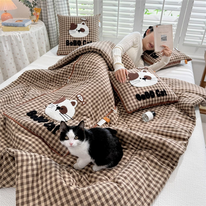 91家纺网 家纺一手货源 找家纺 宝马家纺  2026年新款色织全棉毛巾绣抱枕被系列 斑点猫