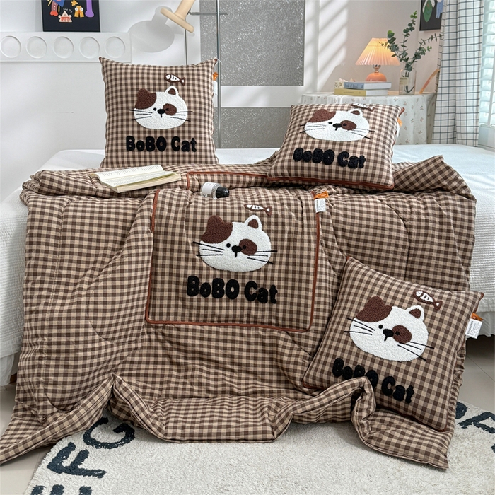 91家纺网 家纺一手货源 找家纺 宝马家纺  2026年新款色织全棉毛巾绣抱枕被系列 斑点猫