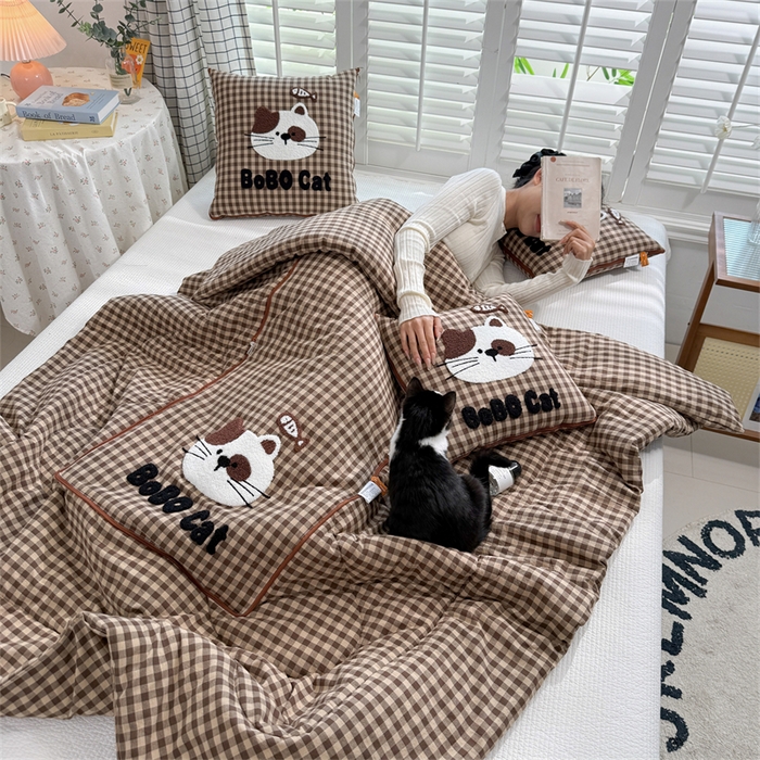 91家纺网 家纺一手货源 找家纺 宝马家纺  2026年新款色织全棉毛巾绣抱枕被系列 斑点猫