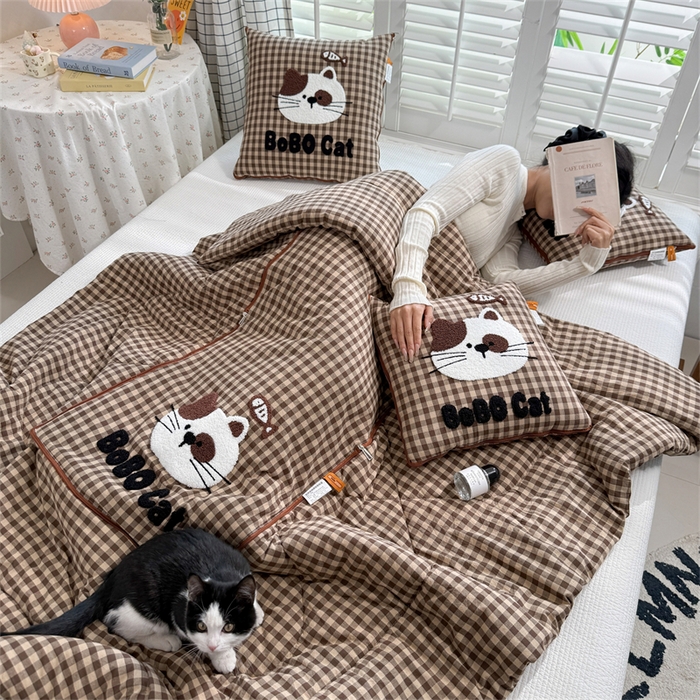 91家纺网 家纺一手货源 找家纺 宝马家纺  2026年新款色织全棉毛巾绣抱枕被系列 斑点猫