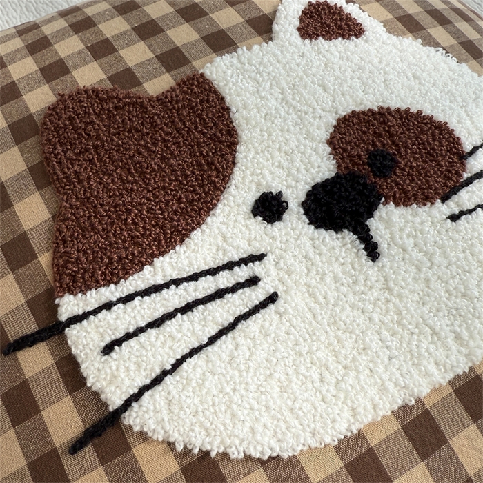 91家纺网 家纺一手货源 找家纺 宝马家纺  2026年新款色织全棉毛巾绣抱枕被系列 斑点猫