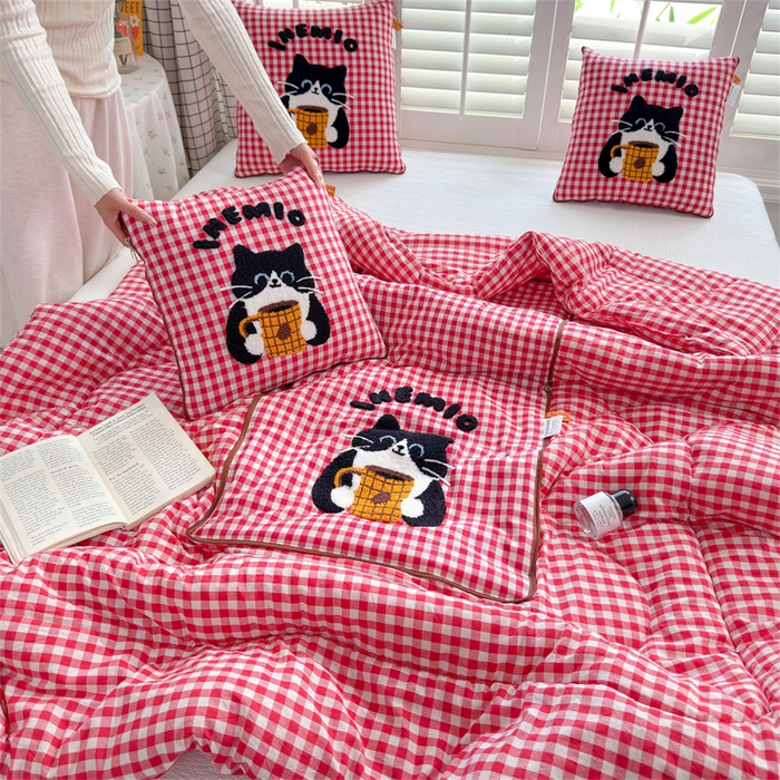 91家纺网 家纺一手货源 找家纺 宝马家纺  2026年新款色织全棉毛巾绣抱枕被系列 咖啡猫