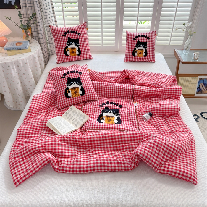 91家纺网 家纺一手货源 找家纺 宝马家纺  2026年新款色织全棉毛巾绣抱枕被系列 咖啡猫