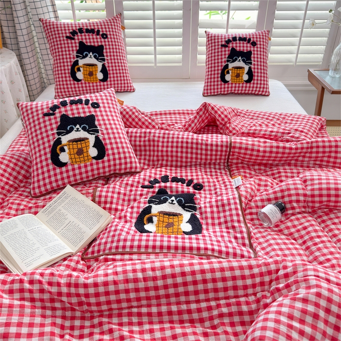 91家纺网 家纺一手货源 找家纺 宝马家纺  2026年新款色织全棉毛巾绣抱枕被系列 咖啡猫