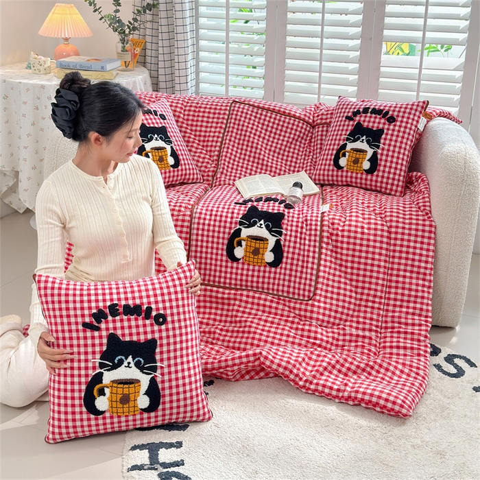 91家纺网 家纺一手货源 找家纺 宝马家纺  2026年新款色织全棉毛巾绣抱枕被系列 咖啡猫