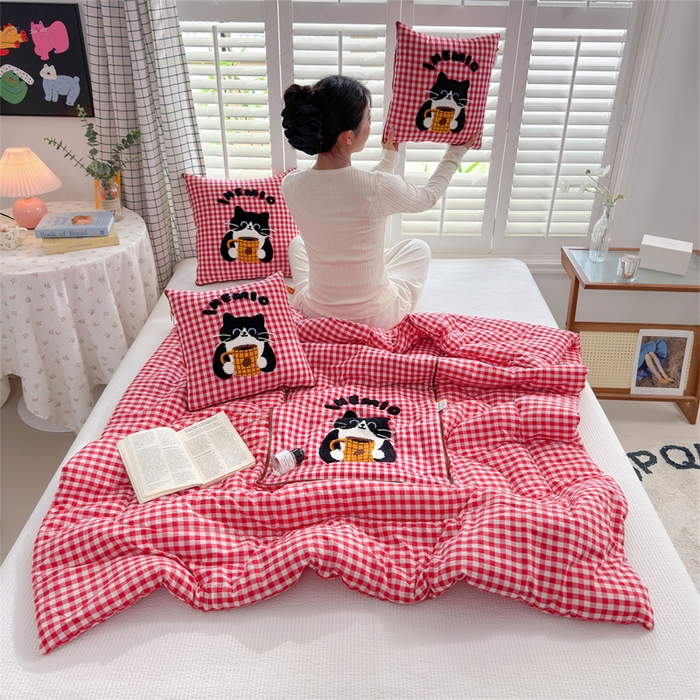 91家纺网 家纺一手货源 找家纺 宝马家纺  2026年新款色织全棉毛巾绣抱枕被系列 咖啡猫