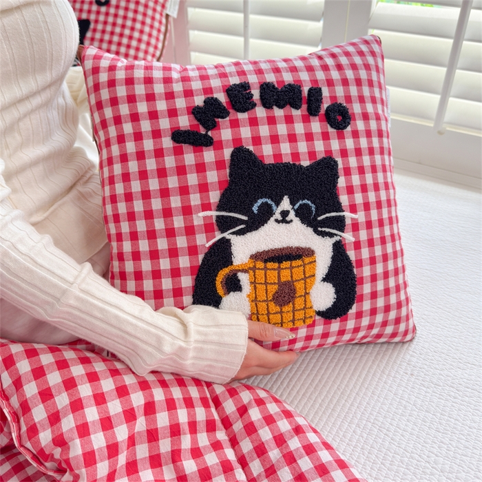 91家纺网 家纺一手货源 找家纺 宝马家纺  2026年新款色织全棉毛巾绣抱枕被系列 咖啡猫