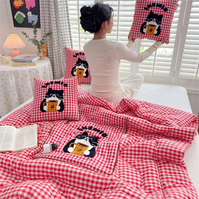 91家纺网 家纺一手货源 找家纺 宝马家纺  2026年新款色织全棉毛巾绣抱枕被系列 咖啡猫