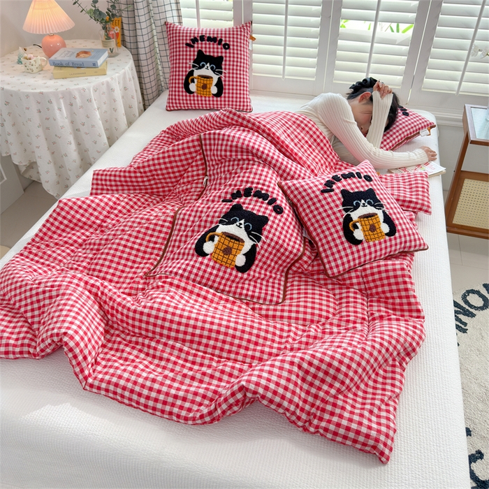 91家纺网 家纺一手货源 找家纺 宝马家纺  2026年新款色织全棉毛巾绣抱枕被系列 咖啡猫