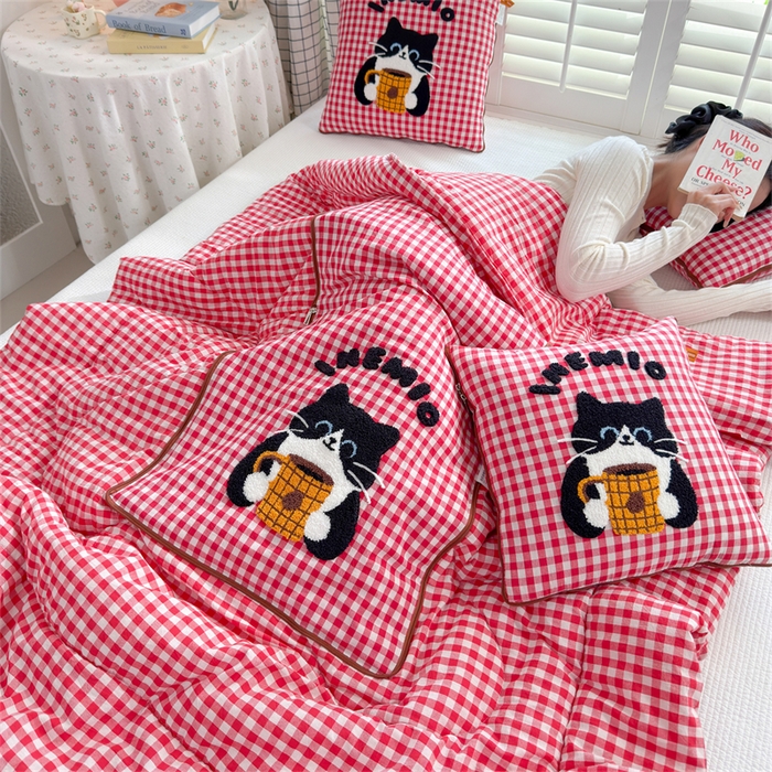 91家纺网 家纺一手货源 找家纺 宝马家纺  2026年新款色织全棉毛巾绣抱枕被系列 咖啡猫