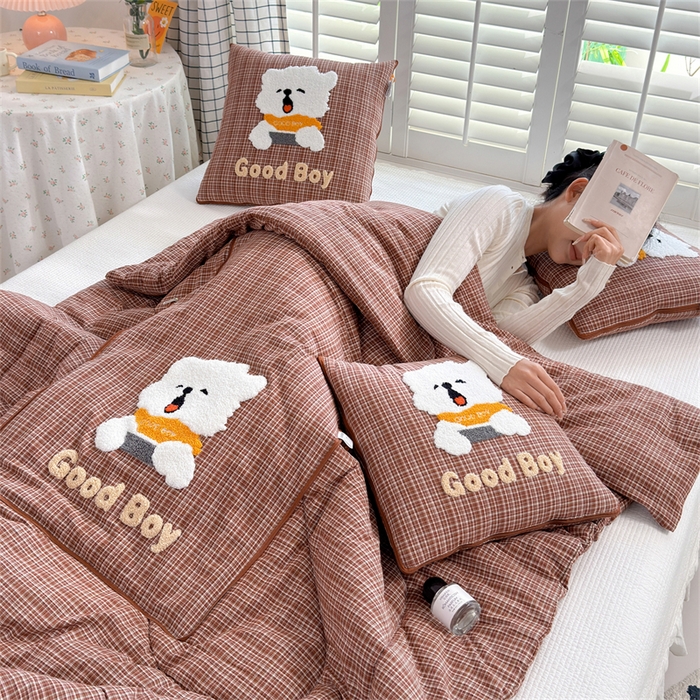 91家纺网 家纺一手货源 找家纺 宝马家纺  2026年新款色织全棉毛巾绣抱枕被系列 小男孩