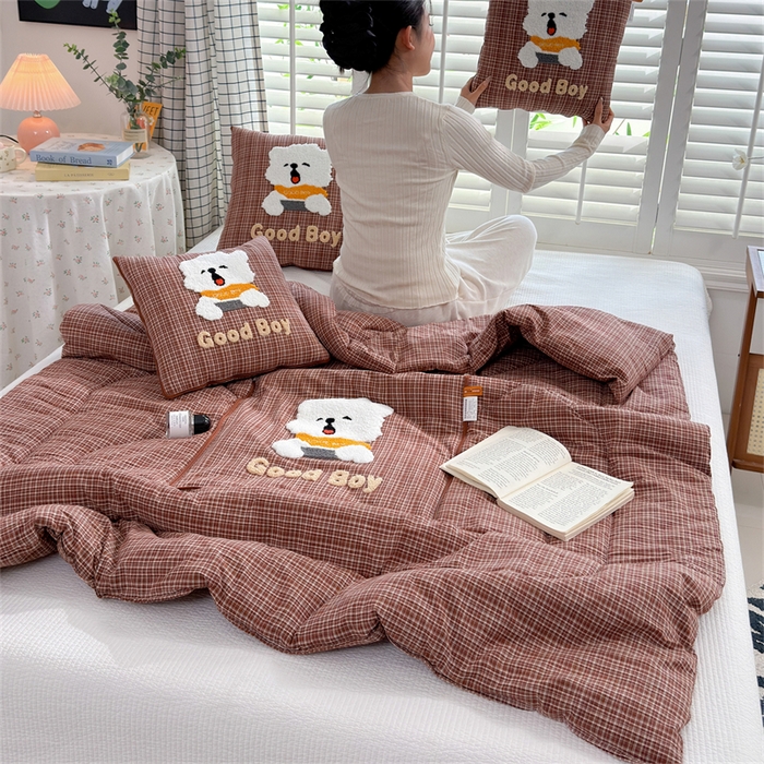 91家纺网 家纺一手货源 找家纺 宝马家纺  2026年新款色织全棉毛巾绣抱枕被系列 小男孩