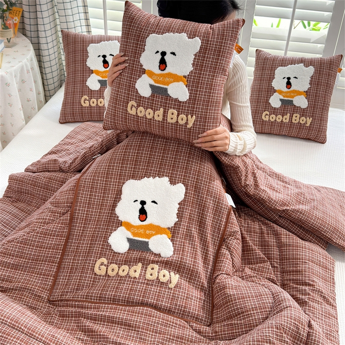 91家纺网 家纺一手货源 找家纺 宝马家纺  2026年新款色织全棉毛巾绣抱枕被系列 小男孩