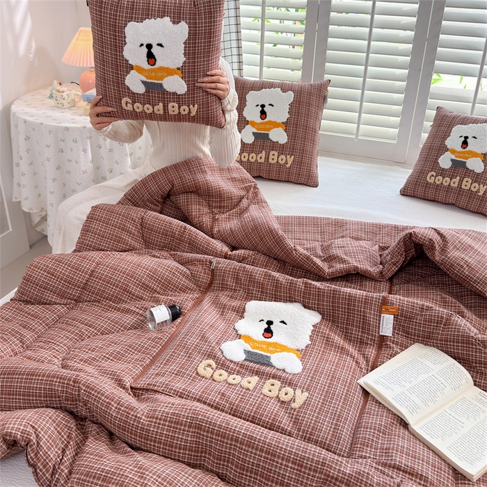 91家纺网 家纺一手货源 找家纺 宝马家纺  2026年新款色织全棉毛巾绣抱枕被系列 小男孩