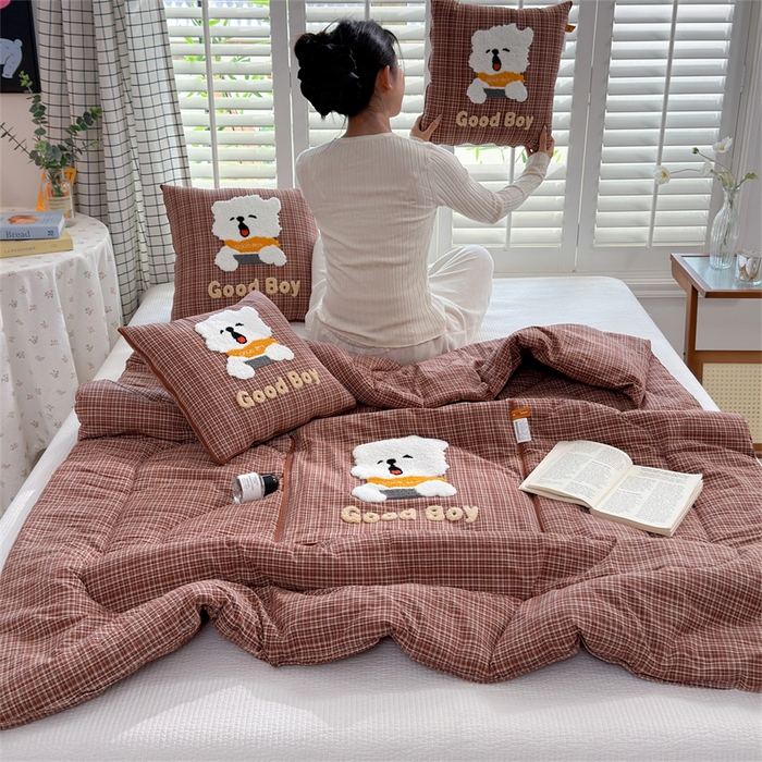 91家纺网 家纺一手货源 找家纺 宝马家纺  2026年新款色织全棉毛巾绣抱枕被系列 小男孩