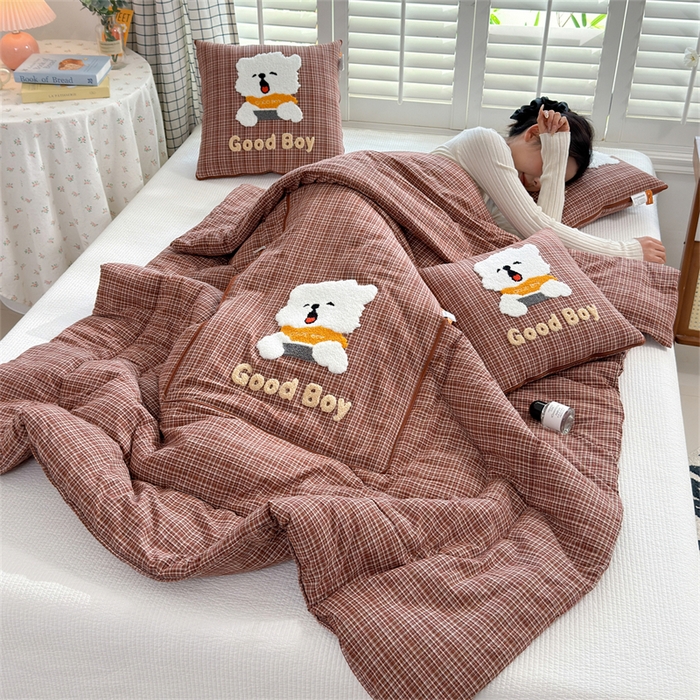 91家纺网 家纺一手货源 找家纺 宝马家纺  2026年新款色织全棉毛巾绣抱枕被系列 小男孩