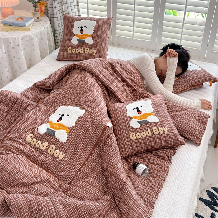 91家纺网 家纺一手货源 找家纺 宝马家纺  2026年新款色织全棉毛巾绣抱枕被系列 小男孩