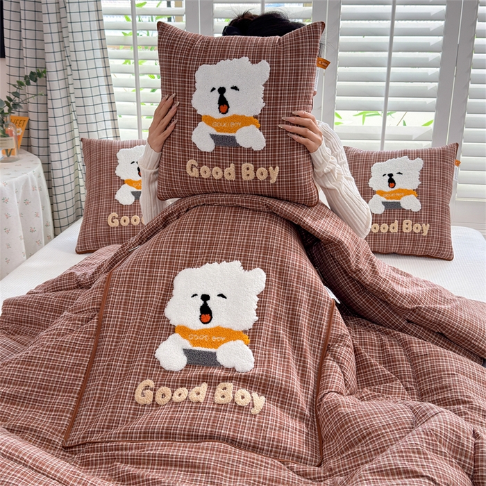 91家纺网 家纺一手货源 找家纺 宝马家纺  2026年新款色织全棉毛巾绣抱枕被系列 小男孩