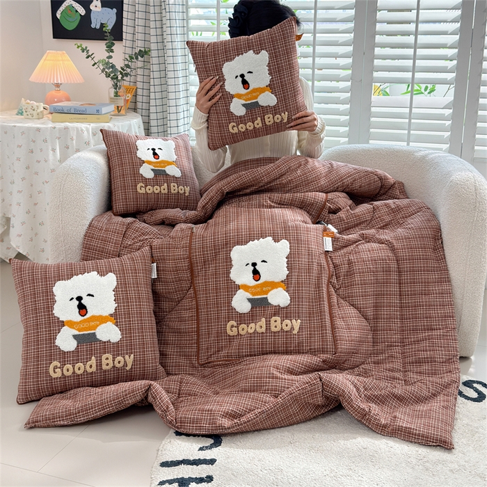 91家纺网 家纺一手货源 找家纺 宝马家纺  2026年新款色织全棉毛巾绣抱枕被系列 小男孩