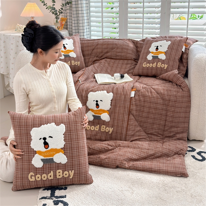 91家纺网 家纺一手货源 找家纺 宝马家纺  2026年新款色织全棉毛巾绣抱枕被系列 小男孩