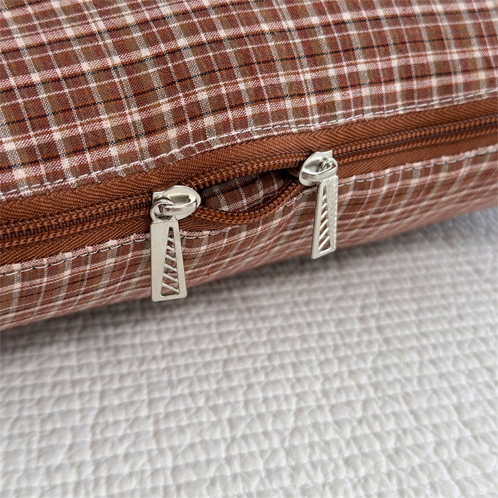 91家纺网 家纺一手货源 找家纺 宝马家纺  2026年新款色织全棉毛巾绣抱枕被系列 小男孩