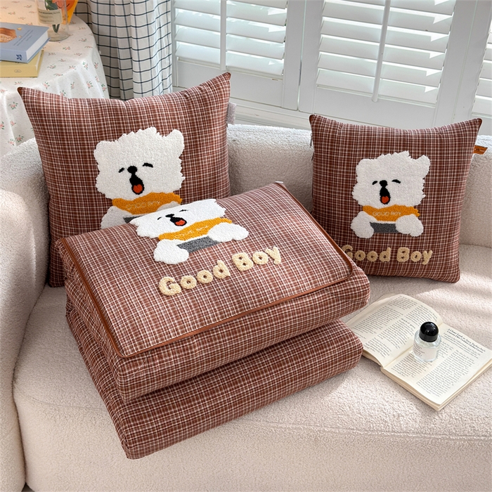 91家纺网 家纺一手货源 找家纺 宝马家纺  2026年新款色织全棉毛巾绣抱枕被系列 小男孩