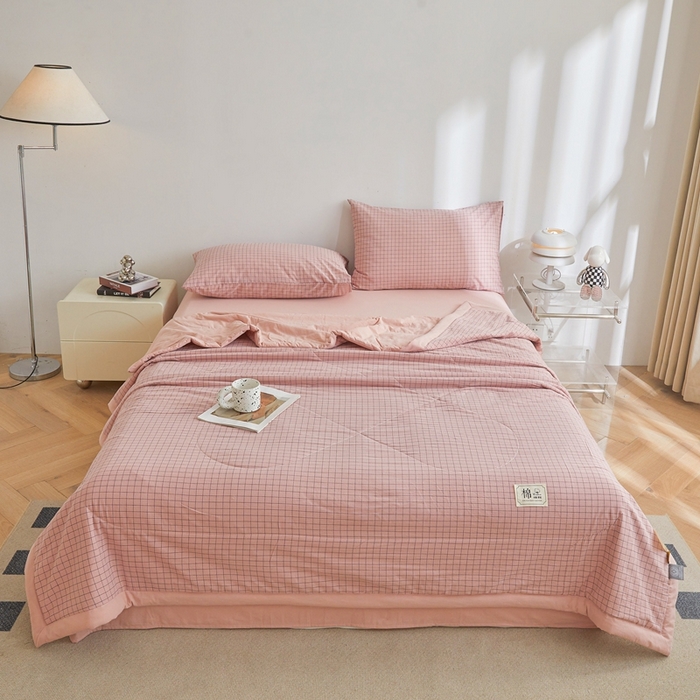 91家纺网 家纺一手货源 找家纺 爱屋及屋 2026新款无印风新疆棉花夏被夏凉被被子被芯 雾粉格