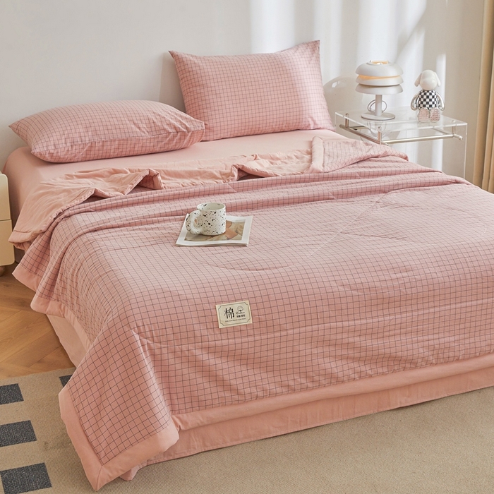 91家纺网 家纺一手货源 找家纺 爱屋及屋 2026新款无印风新疆棉花夏被夏凉被被子被芯 雾粉格