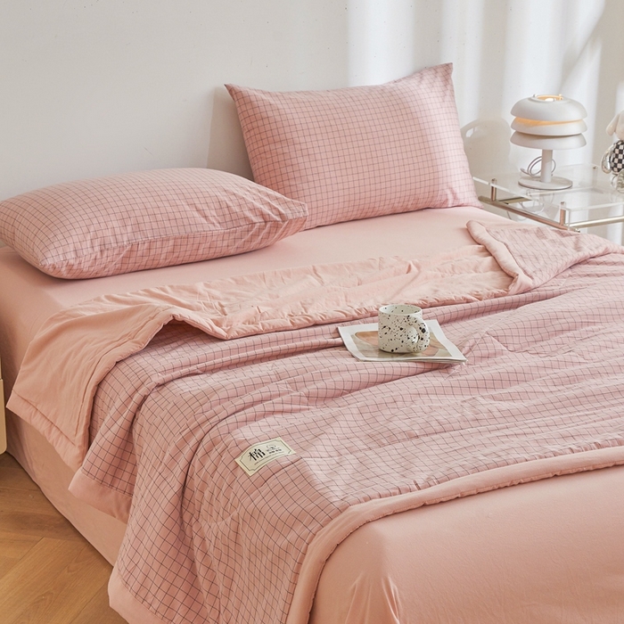 91家纺网 家纺一手货源 找家纺 爱屋及屋 2026新款无印风新疆棉花夏被夏凉被被子被芯 雾粉格