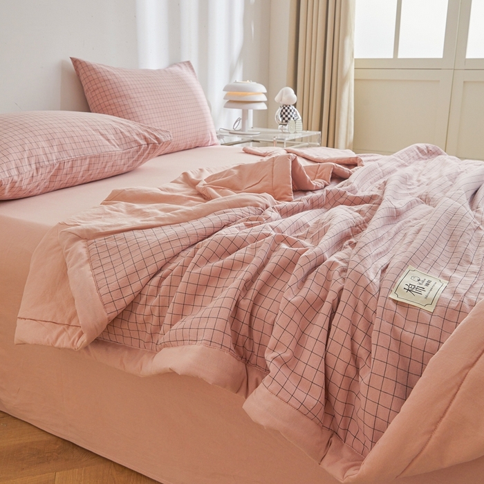 91家纺网 家纺一手货源 找家纺 爱屋及屋 2026新款无印风新疆棉花夏被夏凉被被子被芯 雾粉格