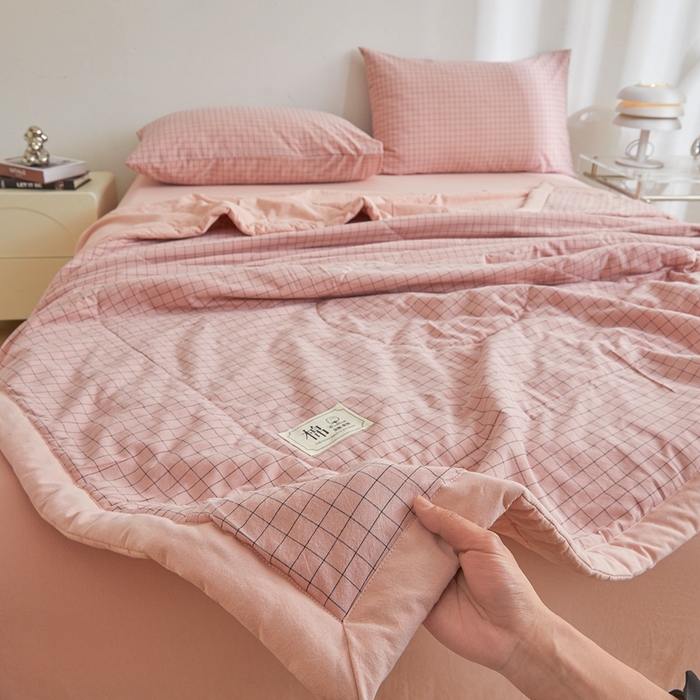 91家纺网 家纺一手货源 找家纺 爱屋及屋 2026新款无印风新疆棉花夏被夏凉被被子被芯 雾粉格