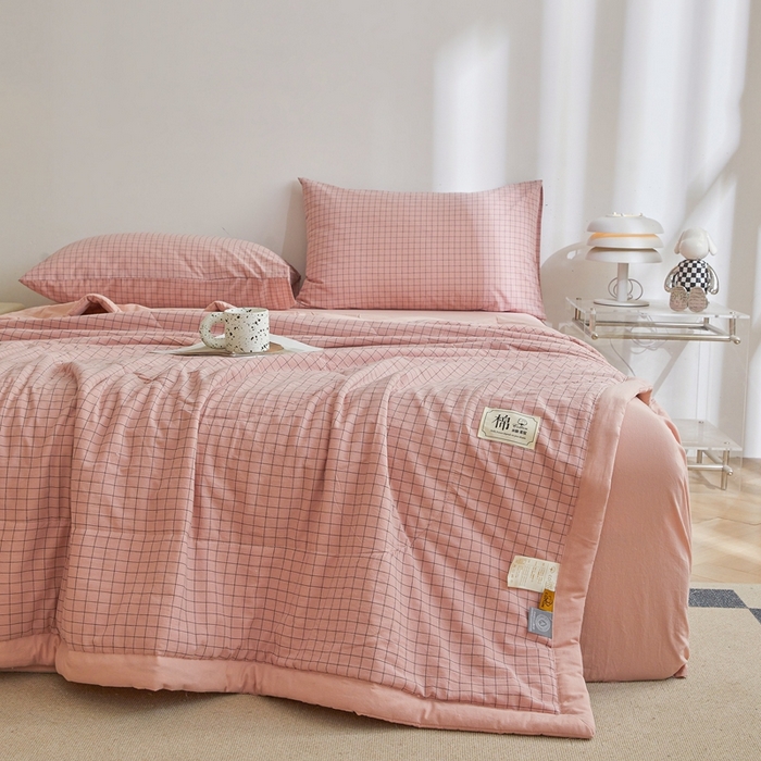 91家纺网 家纺一手货源 找家纺 爱屋及屋 2026新款无印风新疆棉花夏被夏凉被被子被芯 雾粉格