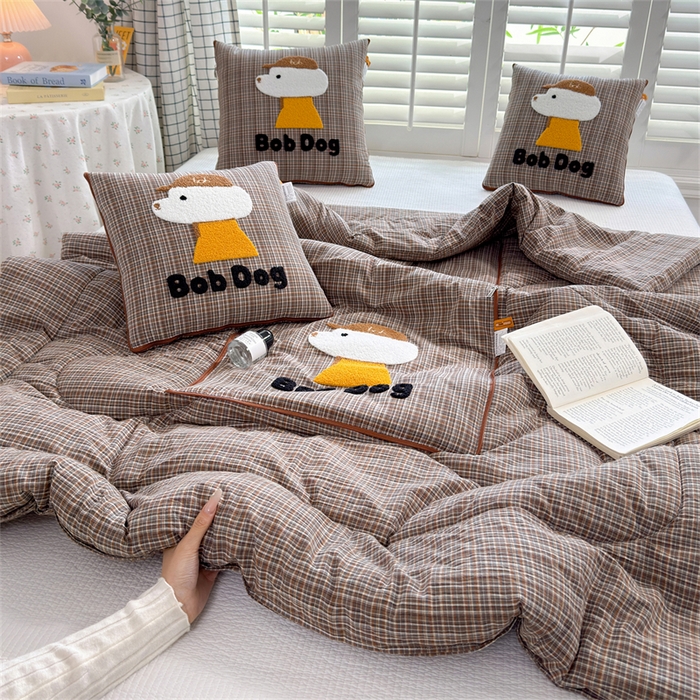 91家纺网 家纺一手货源 找家纺 宝马家纺  2026年新款色织全棉毛巾绣抱枕被系列 BOB狗