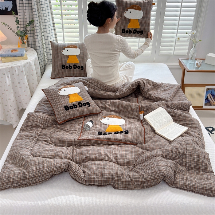 91家纺网 家纺一手货源 找家纺 宝马家纺  2026年新款色织全棉毛巾绣抱枕被系列 BOB狗